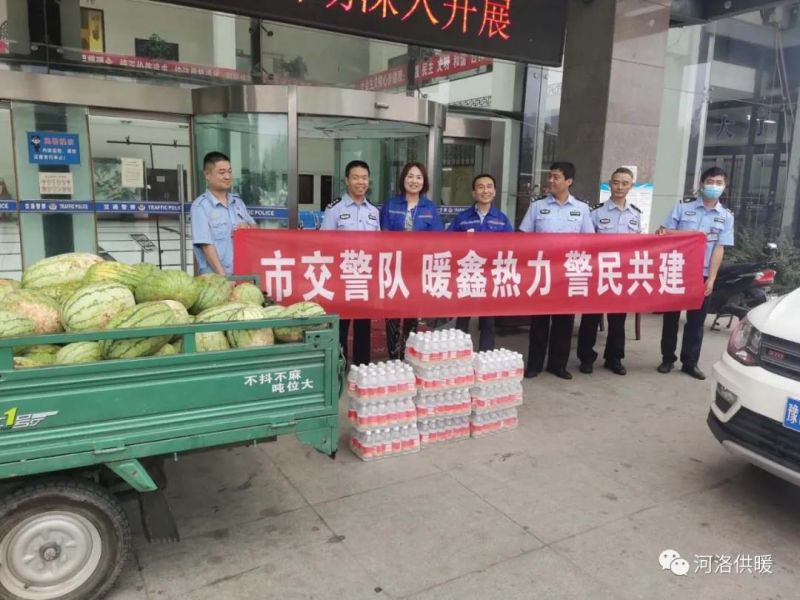 高溫下交警執(zhí)勤忙，暖鑫熱力送瓜送水送清涼